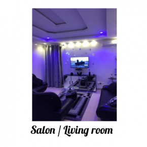 Beau Studio avec Salon et Salle de bain à Louer